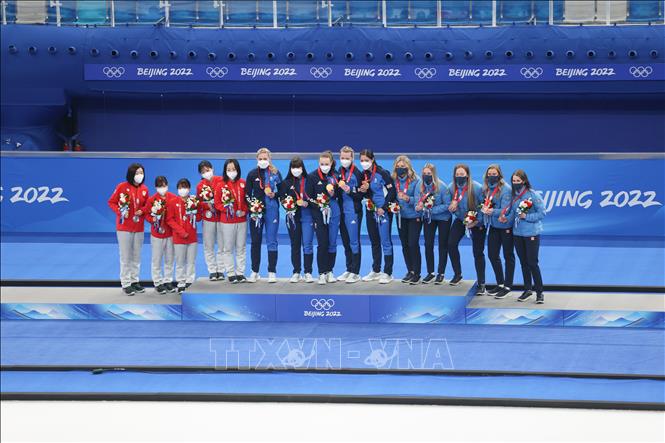 Trong ảnh: Các VĐV đội tuyển Anh (giữa) giành HCV nội dung bi đá trên băng dành cho nữ tại Olympic mùa Đông Bắc Kinh 2022, Trung Quốc, ngày 20/2/2022. Ảnh: THX/ TTXVN