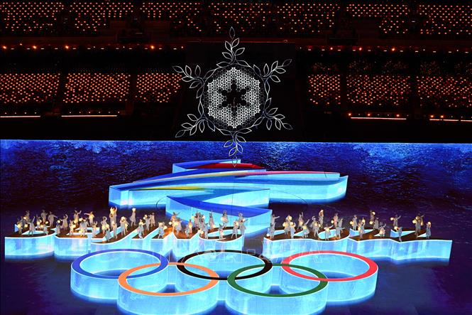Trong ảnh: Các em nhỏ biểu diễn tại lễ bế mạc Thế vận hội (Olympic) mùa Đông Bắc Kinh 2022, ngày 20/2/2022. Ảnh: AFP/ TTXVN