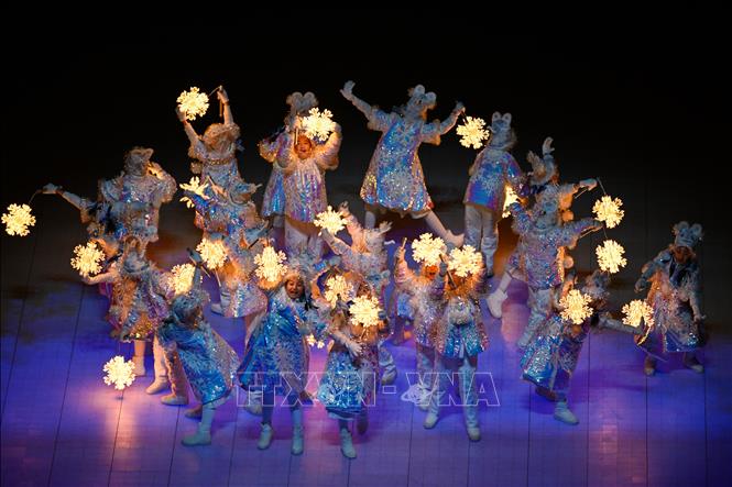 Trong ảnh: Các em nhỏ biểu diễn tại lễ bế mạc Olympic mùa Đông Bắc Kinh 2022, ngày 20/2/2022. Ảnh: AFP/ TTXVN