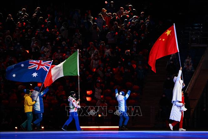 Trong ảnh: Các vận động viên rước quốc kỳ Australia, Italy và Trung Quốc tại lễ bế mạc Olympic mùa Đông Bắc Kinh 2022, Trung Quốc, ngày 20/2/2022. Ảnh: AFP/ TTXVN