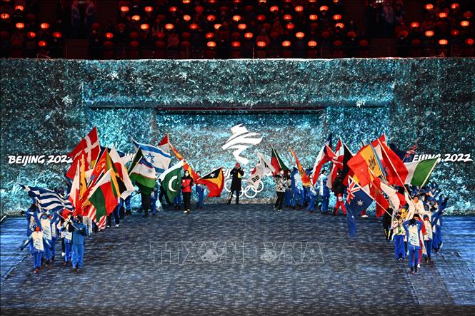 Trong ảnh: Các vận động viên rước quốc kỳ các nước tại lễ bế mạc Olympic mùa Đông Bắc Kinh 2022, Trung Quốc, ngày 20/2/2022. Ảnh: AFP/ TTXVN