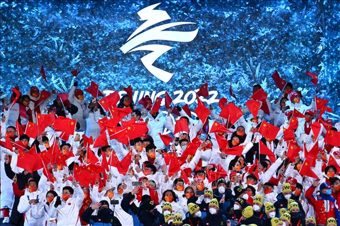 Trong ảnh: Đoàn thể thao Trung Quốc diễu hành tại lễ bế mạc Olympic mùa Đông Bắc Kinh 2022, Trung Quốc, ngày 20/2/2022. Ảnh: AFP/ TTXVN