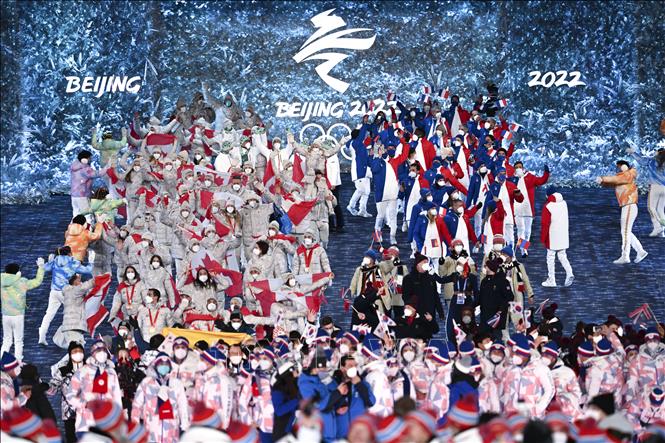 Trong ảnh: Các vận động viên diễu hành tại lễ bế mạc Olympic mùa Đông Bắc Kinh 2022, Trung Quốc, ngày 20/2/2022. Ảnh: THX/ TTXVN
