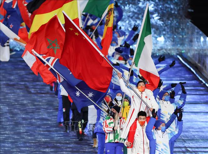 Trong ảnh: Các vận động viên rước quốc kỳ tại lễ bế mạc Olympic mùa Đông Bắc Kinh 2022, Trung Quốc, ngày 20/2/2022. Ảnh: THX/ TTXVN