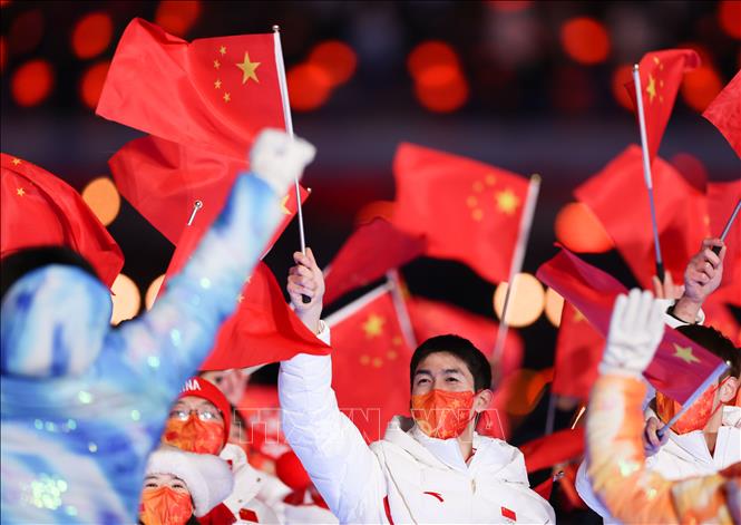 Trong ảnh: Các vận động viên Trung Quốc diễu hành tại lễ bế mạc Olympic mùa Đông Bắc Kinh 2022, Trung Quốc, ngày 20/2/2022. Ảnh: THX/ TTXVN