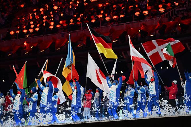 Trong ảnh: Các vận động viên diễu hành tại lễ bế mạc Olympic mùa Đông Bắc Kinh 2022, Trung Quốc, ngày 20/2/2022. Ảnh: AFP/ TTXVN