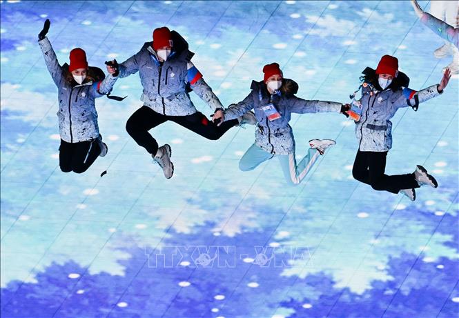 Trong ảnh: Các VĐV thuộc Ủy ban Olympic Nga tại lễ bế mạc Olympic mùa Đông Bắc Kinh 2022, Trung Quốc, ngày 20/2/2022. Ảnh: THX/ TTXVN
