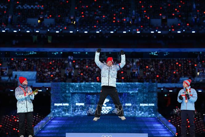 Trong ảnh: VĐV thuộc Ủy ban Olympic Nga Alexander Bolshunov (giữa) đoạt HCV, Ivan Yakimushkin (trái) của Ủy ban Olympic Nga đoạt HCB và Simen Hegstad Krueger (phải) của Na Uy giành HCĐ nội dung trượt tuyết băng đồng 50km xuất phát đồng loạt dành cho nam tại Olympic mùa đông Bắc Kinh 2022, ngày 20/2/2022. Ảnh: THX/ TTXVN