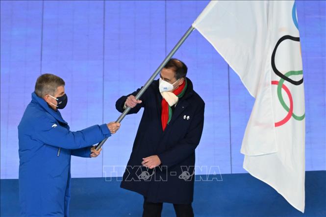 Trong ảnh: Chủ tịch Ủy ban Olympic quốc tế (IOC) Thomas Bach (trái) trao cờ Olympic cho Thị trưởng Milan Giuseppe Sala tại lễ bế mạc Olympic mùa Đông Bắc Kinh 2022, Trung Quốc, ngày 20/2/2022. Ảnh: AFP/ TTXVN