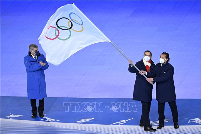 Trong ảnh: Thị trưởng Milan Giuseppe Sala (giữa) và Thị trưởng Cortina d'Ampezzo Gianpietro Ghedina (phải) vẫy cờ Olympic tại lễ bế mạc Olympic mùa Đông Bắc Kinh 2022, Trung Quốc, ngày 20/2/2022. Ảnh: AFP/ TTXVN