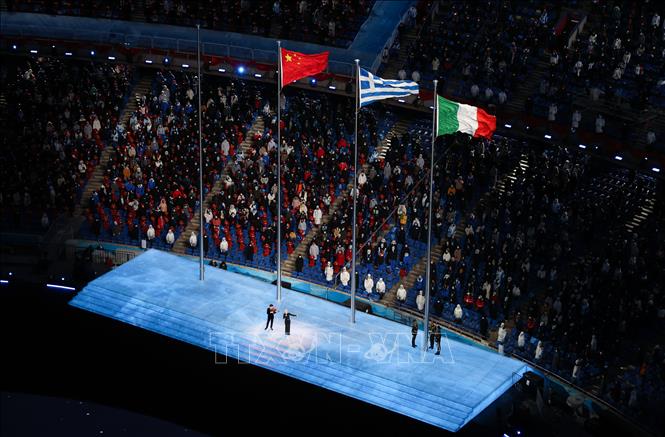 Trong ảnh: Quốc kỳ Trung Quốc, Hy Lạp và Italy tại lễ bế mạc Olympic mùa Đông Bắc Kinh 2022, Trung Quốc, ngày 20/2/2022. Ảnh: THX/ TTXVN
