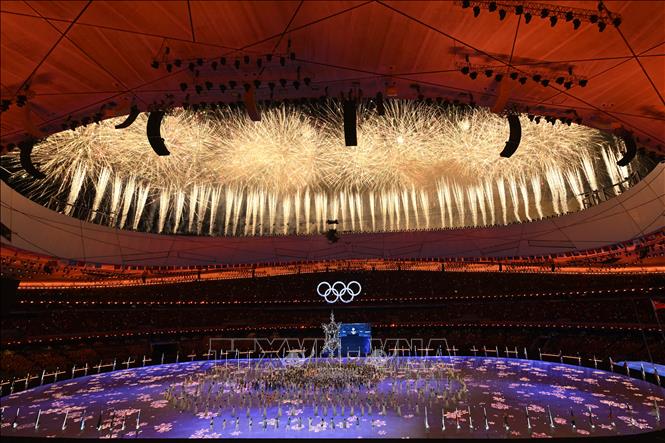 Trong ảnh: Pháo hoa thắp sáng bầu trời tại lễ bế mạc Olympic mùa Đông Bắc Kinh 2022, Trung Quốc, ngày 20/2/2022. Ảnh: AFP/ TTXVN