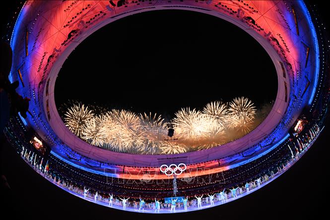 Trong ảnh: Pháo hoa thắp sáng bầu trời tại lễ bế mạc Olympic mùa Đông Bắc Kinh 2022, Trung Quốc, ngày 20/2/2022. Ảnh: AFP/ TTXVN