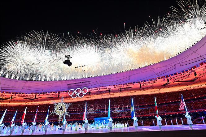 Trong ảnh: Pháo hoa thắp sáng bầu trời tại lễ bế mạc Olympic mùa Đông Bắc Kinh 2022, Trung Quốc, ngày 20/2/2022. Ảnh: AFP/ TTXVN