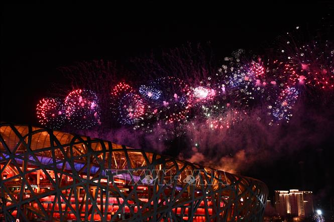 Trong ảnh: Pháo hoa thắp sáng bầu trời tại lễ bế mạc Olympic mùa Đông Bắc Kinh 2022, Trung Quốc, ngày 20/2/2022. Ảnh: AFP/ TTXVN