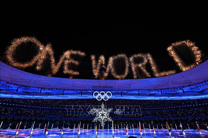 Trong ảnh: Pháo hoa thắp sáng bầu trời tại lễ bế mạc Olympic mùa Đông Bắc Kinh 2022, Trung Quốc, ngày 20/2/2022. Ảnh: AFP/ TTXVN