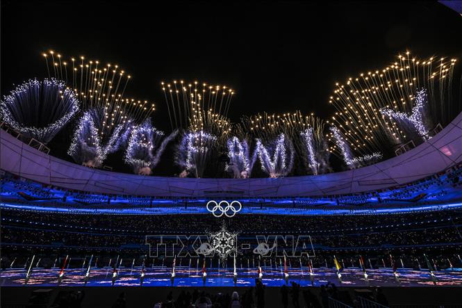 Trong ảnh: Pháo hoa thắp sáng bầu trời tại lễ bế mạc Olympic mùa Đông Bắc Kinh 2022, Trung Quốc, ngày 20/2/2022. Ảnh: THX/ TTXVN