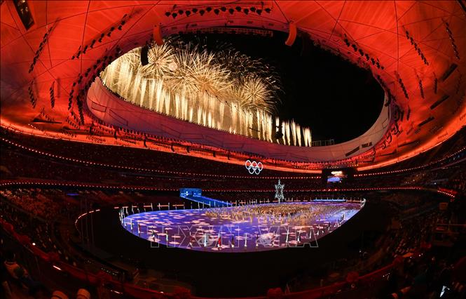 Trong ảnh: Pháo hoa thắp sáng bầu trời tại lễ bế mạc Olympic mùa Đông Bắc Kinh 2022, Trung Quốc, ngày 20/2/2022. Ảnh: THX/ TTXVN