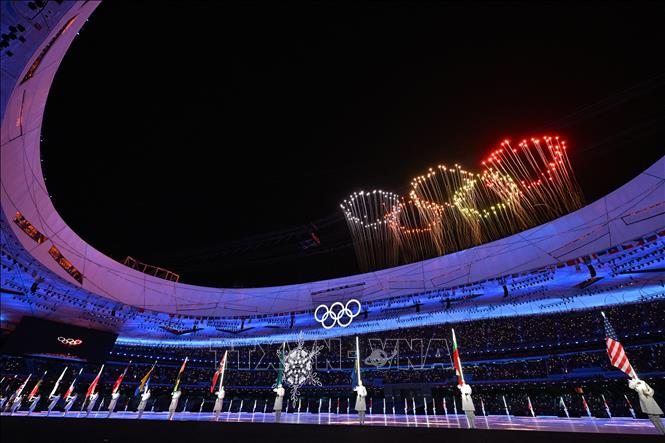 Trong ảnh: Pháo hoa thắp sáng bầu trời tại lễ bế mạc Olympic mùa Đông Bắc Kinh 2022, Trung Quốc, ngày 20/2/2022. Ảnh: AFP/ TTXVN