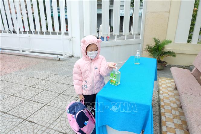 Trong ảnh: Học sinh Tiểu học Võ Thị Sáu (quận Hải Châu) nghiêm túc phòng dịch trong giờ học. Ảnh: Văn Dũng - TTXVN