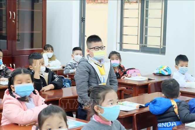 Trong ảnh: Học sinh Tiểu học Võ Thị Sáu (quận Hải Châu) nghiêm túc phòng dịch trong giờ học. Ảnh: Văn Dũng - TTXVN
