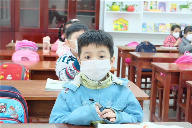 Trong ảnh: Học sinh Tiểu học Võ Thị Sáu nghiêm túc phòng dịch. Ảnh: Văn Dũng - TTXVN