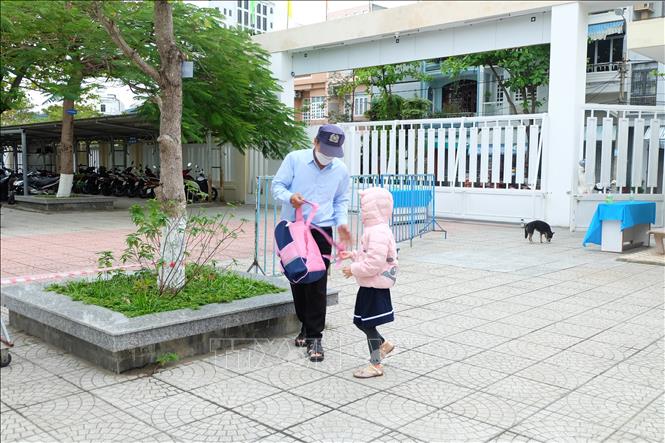 Trong ảnh: Học sinh Tiểu học Võ Thị Sáu (quận Hải Châu) nghiêm túc phòng dịch trong giờ học. Ảnh: Văn Dũng - TTXVN