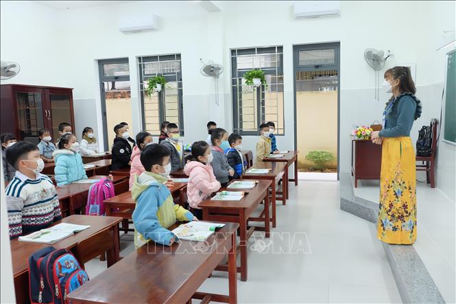 Trong ảnh: Giáo viên trường Tiểu học Võ Thị Sáu (quận Hải Châu) hướng dẫn học sinh cách phòng dịch. Ảnh: Văn Dũng - TTXVN