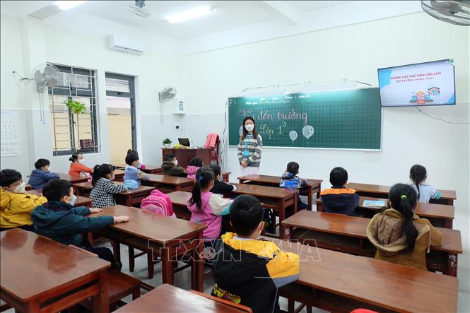 Trong ảnh: Giáo viên trường Tiểu học Võ Thị Sáu (quận Hải Châu) hướng dẫn học sinh cách phòng dịch. Ảnh: Văn Dũng - TTXVN