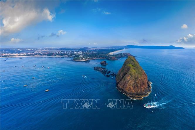 Trong ảnh: Thắng cảnh quốc gia Hòn Yến, huyện Tuy An, Phú Yên. Ảnh: Châu Đạo Cường-TTXVN phát