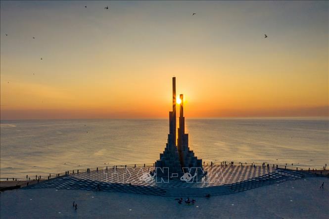 Trong ảnh: Tháp Nghinh Phong bờ biển thành phố Tuy Hòa, Phú Yên. Ảnh: Châu Đạo Cường-TTXVN phát