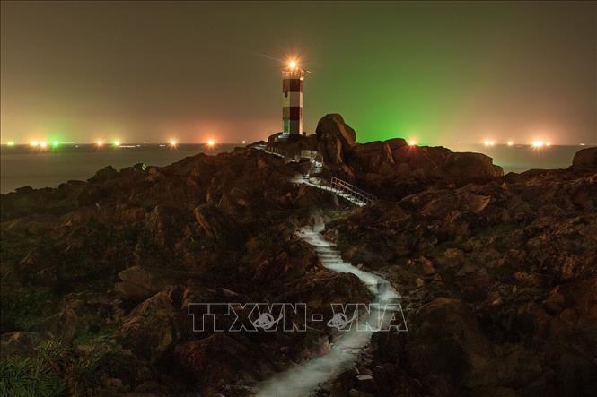 Trong ảnh: Gành đèn xã An Ninh Đông, huyện Tuy An, Phú Yên. Ảnh: Châu Đạo Cường-TTXVN phát