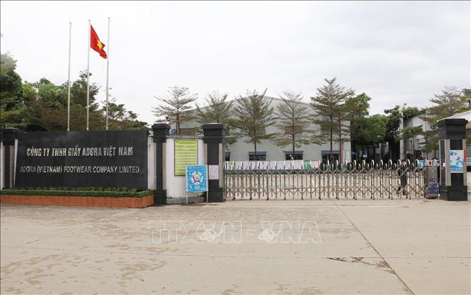 Trong ảnh: Công ty TNHH giầy ADORA Việt Nam trở lại làm việc bình thường vào sáng 21/2. Ảnh: Đức Phương - TTXVN