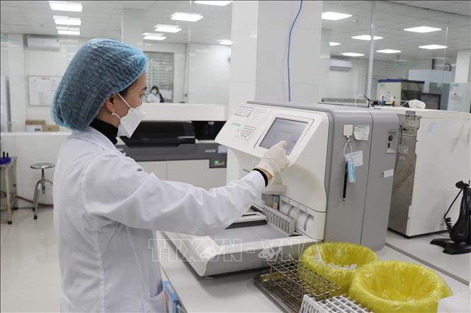 Trong ảnh: Hệ thống máy xét nghiệm hiện đại phục vụ công tác khám chữa bệnh tại Bệnh viện A Thái Nguyên. Ảnh: Hoàng Nguyên - TTXVN