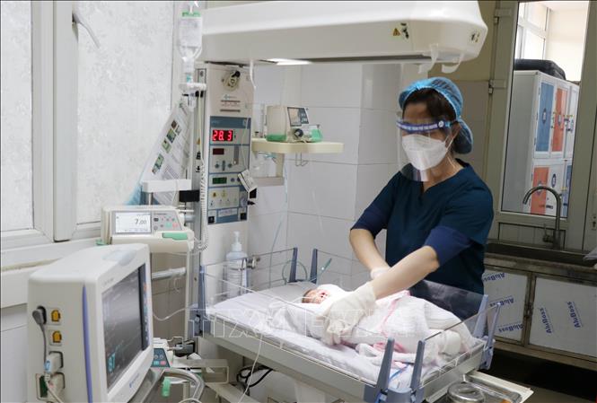 Trong ảnh: Chăm sóc trẻ sinh non tại Bệnh viện A Thái Nguyên. Ảnh: Hoàng Nguyên - TTXVN