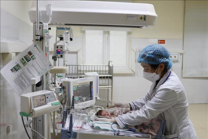 Trong ảnh: Chăm sóc trẻ sinh non tại Bệnh viện A Thái Nguyên. Ảnh: Hoàng Nguyên - TTXVN