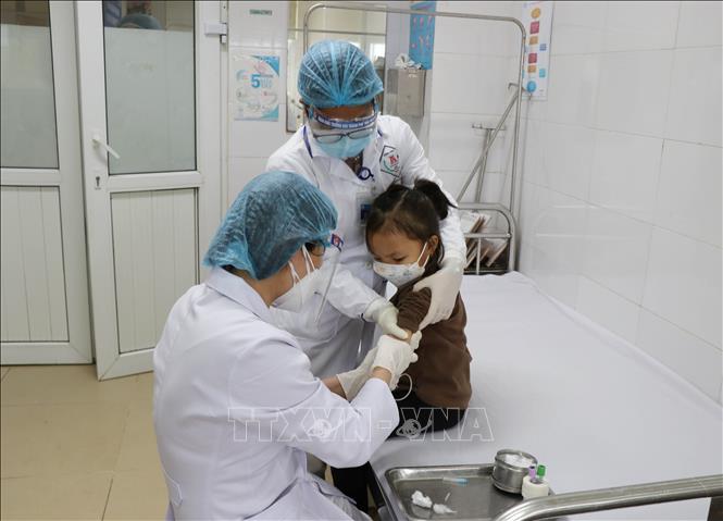 Trong ảnh: Các bác sĩ Bệnh viện A Thái Nguyên điều trị cho bệnh nhân nhi. Ảnh: Hoàng Nguyên - TTXVN