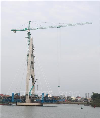 Trong ảnh: Hạng mục tháp cao 73m của cầu dây văng sông Hiếu đang được thi công. Ảnh: Nguyên Lý-TTXVN