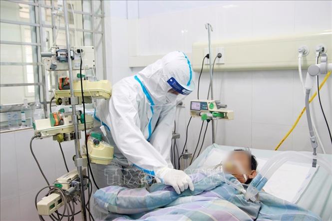 Trong ảnh: Bác sĩ Bệnh viện Bãi Cháy (Quảng Ninh) điều trị cho bệnh nhân trở nặng. Ảnh: Thanh Vân-TTXVN