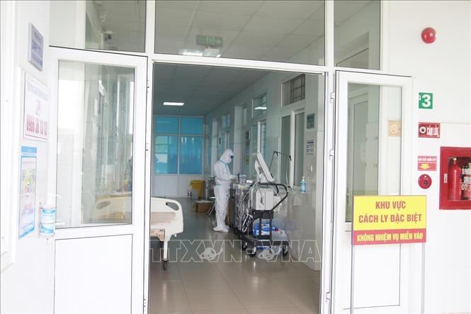 Trong ảnh: Khu vực điều trị bệnh nhân COVID-19 được chia tách riêng giữa bệnh nhân nhẹ và bệnh nhân nặng. Ảnh: Thanh Vân-TTXVN