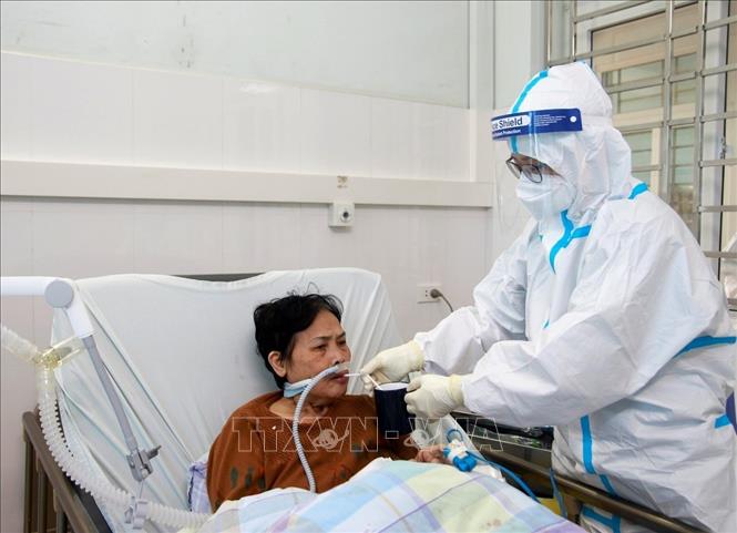 Trong ảnh: Bệnh viện Bãi Cháy tiếp nhận thu dung, điều trị các bệnh nhân nặng, cao tuổi, có nhiều bệnh lý nền, diễn biến bệnh phức tạp từ tuyến dưới chuyển lên. Ảnh: Thanh Vân-TTXVN