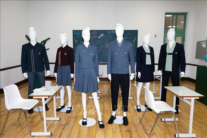 Trong ảnh: Bộ sưu tập đồng phục học sinh trung học lấy cảm hứng từ Hanbok. Ảnh: Anh Nguyên - PV TTXVN tại Hàn Quốc.