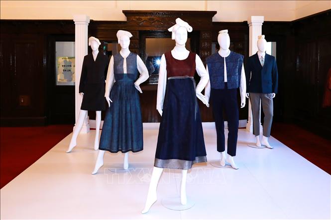 Trong ảnh: Bộ sưu tập Hanbok cách tân đang được giới trẻ Hàn Quốc quan tâm. Ảnh: Anh Nguyên - PV TTXVN tại Hàn Quốc.
 