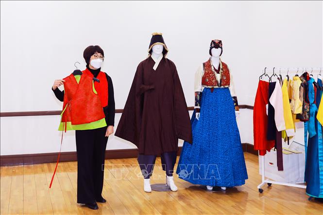 Trong ảnh: Nhà thiết kế của Trung tâm phát triển Hanbok kế giới thiệu về bộ Hanbok truyền thống. Ảnh: Anh Nguyên - PV TTXVN tại Hàn Quốc.
 