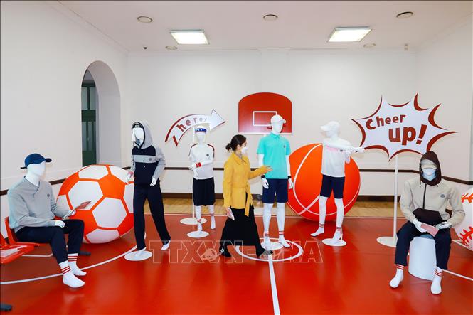 Trong ảnh: Bộ sưu tập trang phục thể thao lấy cảm hứng từ Hanbok. Ảnh: Anh Nguyên - PV TTXVN tại Hàn Quốc.
 