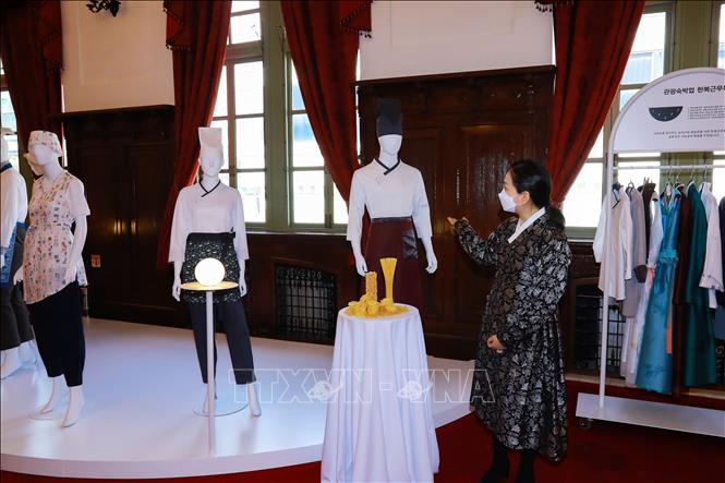 Trong ảnh: Nhà thiết kế giới thiệu về bộ Hanbok cách tân dành cho nhân viên nhà hàng, khách sạn. Ảnh: Anh Nguyên - PV TTXVN tại Hàn Quốc.
