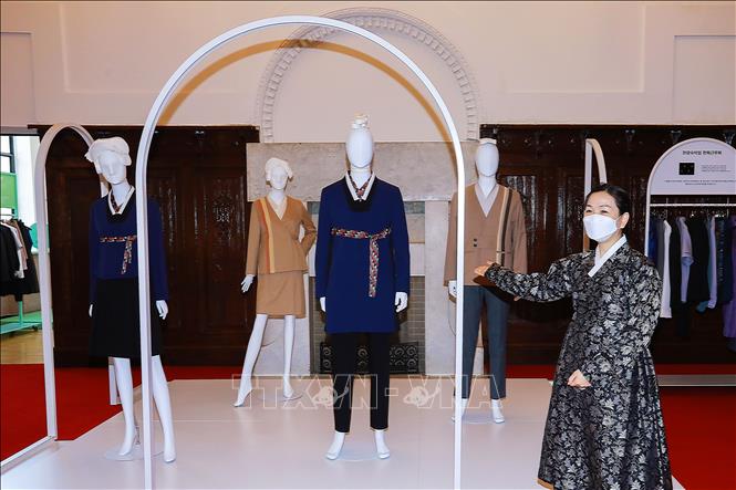Trong ảnh: Nhà thiết kế giới thiệu về bộ Hanbok cách tân dành cho nhân viên công sở. Ảnh: Anh Nguyên - PV TTXVN tại Hàn Quốc.
