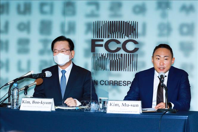 Thủ tướng Hàn Quốc Kim Boo-kyum (bên trái) và Chủ tịch Câu lạc bộ phóng viên nước ngoài Seoul (SFCC) Kim Mu-sun tại buổi họp báo. Ảnh chụp ngày 22/2/2022. Ảnh: Anh Nguyên - PV TTXVN tại Hàn Quốc
