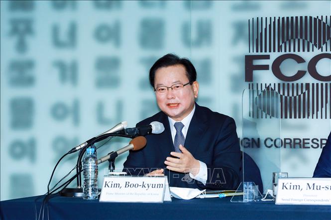 Thủ tướng Hàn Quốc Kim Boo-kyum phát biểu tại buổi họp báo. Ảnh: Anh Nguyên - PV TTXVN tại Hàn Quốc