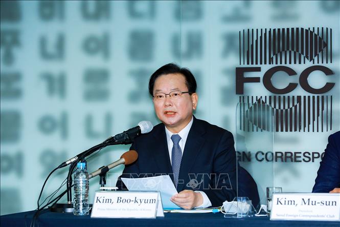 Thủ tướng Hàn Quốc Kim Boo-kyum trả lời các câu hỏi của phóng viên tại buổi họp báo. Ảnh: Anh Nguyên - PV TTXVN tại Hàn Quốc